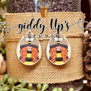 Gnome Bee SVG-oorbellen | Glowforge zomeroorbel | Zomerbijenoorbellen SVG | Bijenkorf oorbel SVG-bestand | GiddyUpsStudio | Glowforge-bij