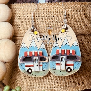 Fichier SVG de boucle d'oreille de camping-car rétro | Fichiers SVG camping | Fichiers SVG Glowforge Happy Camper boucle d'oreille | giddyupstudio | Camping-car escamotable Glowforge