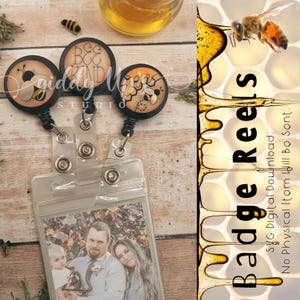 Puede incluir: Tres carretes de identificación retráctiles negros y dorados con diseños de abejas. Los carretes tienen un portagafete de plástico transparente con una foto de una familia en el interior. El texto en uno de los carretes dice "Bee Kind".