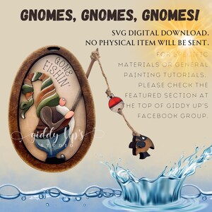 Puede incluir: Un marco ovalado de madera que contiene una ilustraci&oacute;n de un gnomo con un sombrero a rayas y el texto GONE FISHIN'. Un sedal se extiende desde el marco hasta un flotador rojo y blanco y un peque&ntilde;o pez marr&oacute;n, sobre un gr&aacute;fico de agua.