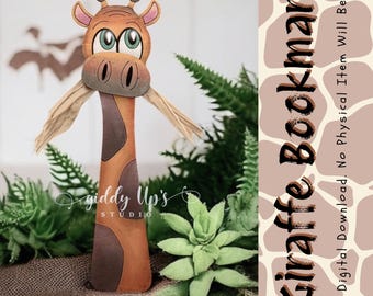 Könnte beinhalten: Ein giraffenförmiges Lesezeichen mit einem hellbraunen und braunen Fleckenmuster, großen grünen Augen und hellbraunen Bastakzenten. Der Text auf der rechten Seite lautet: Giraffe Bookmark, SVG Digital Download, No Physical Item Will Be Sent.