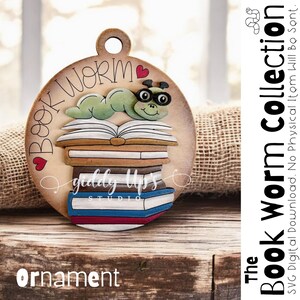 Ornamento de Bookworm SVG | Arquivo SVG do Glowforge Reader para Enfermeiros | Ornamento de Natal de Bookworm SVG | Giddyupstudio