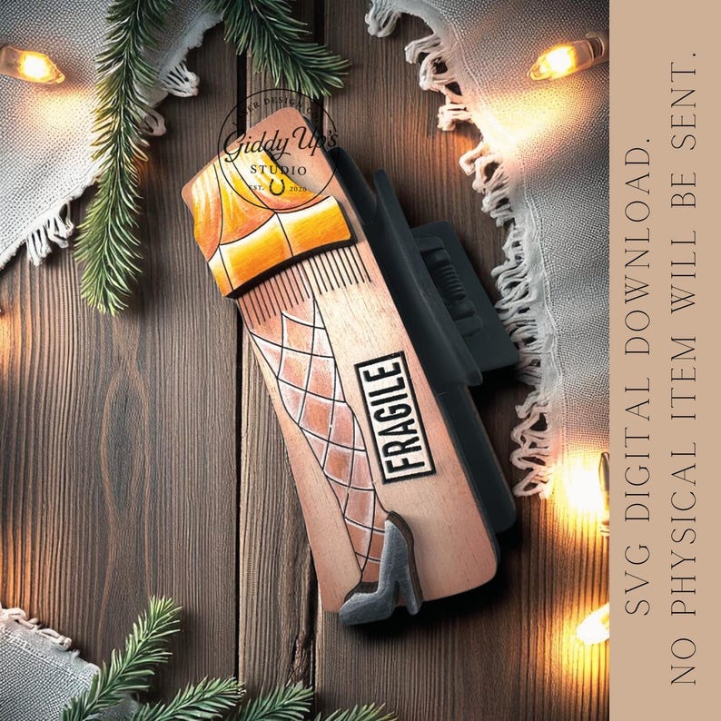 Puede incluir: Una obra de arte de madera que representa una pierna con medias y un zapato de tac&oacute;n alto, con la palabra "FRAGILE" en ella. La obra de arte est&aacute; colocada sobre un fondo de madera con decoraciones navide&ntilde;as. Tambi&eacute;n est&aacute; presente el texto "SVG DIGITAL DOWNLOAD. NO PHYSICAL ITEM WILL BE SENT."