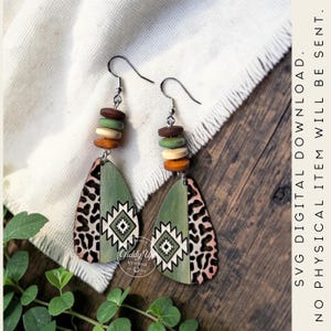 Puede incluir: Pendientes colgantes de madera con un diseño verde y estampado de leopardo. Los pendientes tienen un patrón geométrico y una pila de cuentas de madera en tonos marrón, verde y crema. El texto de la imagen dice: "SVG DIGITAL DOWNLOAD. NO PHYSICAL ITEM WILL BE SENT."