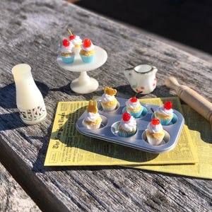Handmade Miniature Cupcakes: Dollhouse Decoration