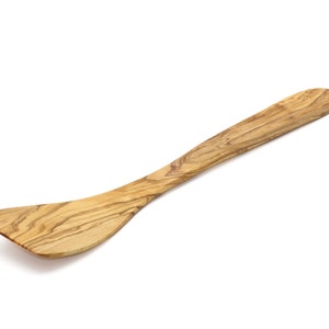 Peut inclure: Une spatule en bois avec une finition en bois naturel. La spatule est en bois d'olivier et a un long manche.