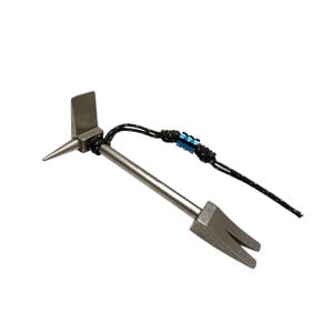 Pode incluir: Uma pequena multi-ferramenta prateada com uma extremidade pontiaguda, uma extremidade bifurcada e uma pequena peça retangular. Possui um cordão preto com contas azuis. A ferramenta é projetada para várias tarefas.