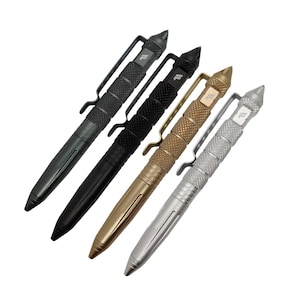 Puede incluir: Cuatro bolígrafos tácticos en diferentes colores: negro, gris, dorado y plateado. Cada bolígrafo tiene un clip y una punta puntiaguda.