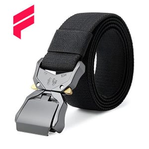 Könnte beinhalten: Schwarzer taktischer Gürtel mit Metallschnalle. Der Gürtel besteht aus strapazierfähigem, gewebtem Material. Die Schnalle ist anthrazitfarben mit goldenen Akzenten. Ein rot-weißes Logo befindet sich in der oberen linken Ecke.