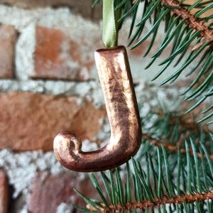 Adorno navideño con monograma de cobre personalizado hecho a mano con letra J y cinta de raso