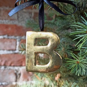 Adorno navideño con monograma de latón dorado hecho a mano y letras personalizadas con cinta de raso