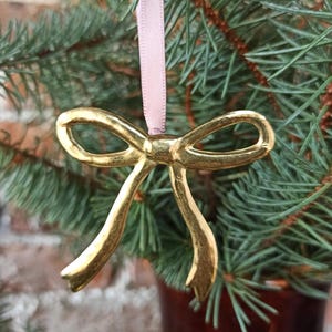 Handgemaakte koperen strik kerstornament bedel met satijnen lint vintage stijl