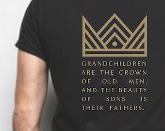Könnte beinhalten: Schwarzes T-Shirt mit einem goldenen Kronen-Motiv und dem Text "Enkelkinder sind die Krone alter Männer, und die Schönheit der Söhne ist die ihrer Väter."