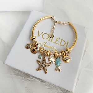 24K ゴールド フィルド チャーム ブレスレット、7 つのチャーム付き、女性向けの上品なカスタム デザイン チャーム ブレスレット、チャーム ジュエリー、彼女へのギフト、誕生日プレゼント