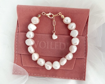 Bracelet délicat en perles d'eau douce naturelles avec petit coeur, véritable bracelet en perles de perles véritables en or 18 carats pour femme, cadeau pour elle, cadeaux de mariée