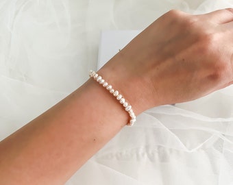 Minimalistyczna bransoletka z pereł słodkowodnych o średnicy 4 mm: biżuteria z koralików wypełniona 18-karatowym złotem