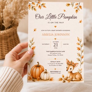 Puede incluir: Una tarjeta de invitación rectangular para baby shower con hojas de otoño, dos calabazas y un cervatillo con una corona de flores. El texto dice: Our Little Pumpkin is on the way, en honor a Amelia Johnson, sábado 21 de octubre de 2026.