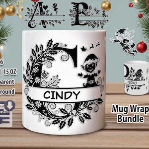 Könnte beinhalten: Ein weißer Keramikbecher mit einem schwarzen Grafikdesign, das einen großen Buchstaben C zeigt, verziert mit Stechpalmenblättern, Schneeflocken und einem Elfen. Der Name CINDY steht auf einem horizontalen Banner. Ein kleinerer Becher zeigt PEDRO.