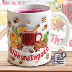 Pode incluir: Caneca de cerâmica branca com líquido vermelho, decorada com um desenho de vinho quente com paus de canela e rodelas de laranja. A caneca tem o texto "Mein Glühweinpot". O design inclui frutas e especiarias.