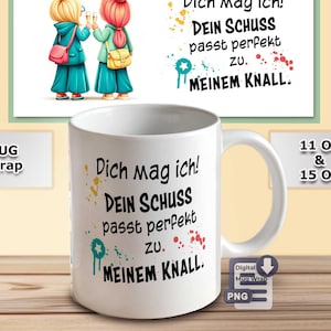 Puede incluir: Taza de cerámica blanca con el texto "Dich mag ich! DEIN SCHUSS passt perfekt zu. MEINEM KNALL." en negro, amarillo y rojo. La taza tiene un asa blanca y está junto a una ilustración enmarcada de dos personajes de dibujos animados.