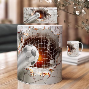 3D Tassen Sublimation Druckvorlage mit Fußball und Tor – Loch in der Wand Motiv | PNG Sublimation Download | Geschenk für Fußballfans