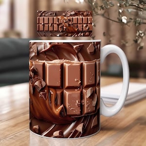 Könnte beinhalten: Weiße Keramiktasse mit einem Design aus einer Schokoladentafel und geschmolzener Schokolade. Die Schokolade ist braun und hat eine glänzende Oberfläche.