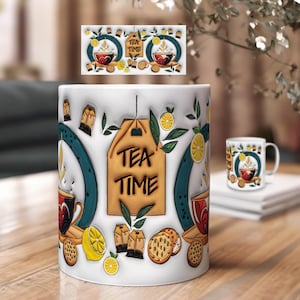 Könnte beinhalten: Weiße Keramiktasse mit einem Design in Teal, Braun und Gelb. Die Tasse zeigt ein Teebeutel-Etikett mit dem Text "TEA TIME" und Illustrationen von Teebeuteln, Zitronen und Keksen.