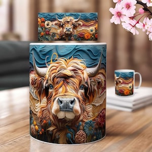 Könnte beinhalten: Eine weiße Keramiktasse mit einer detaillierten Illustration einer Highland-Kuh. Die Kuh hat langes, zotteliges orange-braunes Fell, blaue Augen und große Hörner. Der Hintergrund zeigt einen blauen Himmel und bunte Blumen.