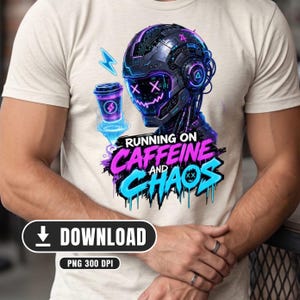 Puede incluir: Una camiseta color crema con un gráfico de una cabeza robótica futurista con ojos rosas brillantes y una taza de café de neón. El texto dice RUNNING ON CAFFEINE AND CHAOS en letras rosas y azules con un efecto de pintura que gotea y un rayo.