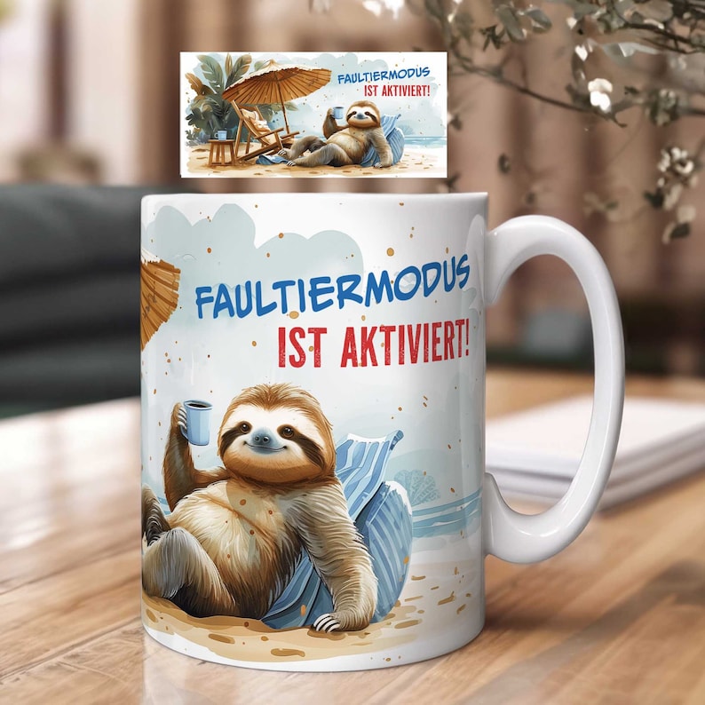 Humorvoller Büro-Spruch und Faultier Motiv mit Kaffeetasse gedruckt auf einen Kaffeebecher.