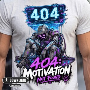Könnte beinhalten: Ein hellgraues T-Shirt mit einer Grafik eines metallischen Roboters, der mit gesenktem Kopf sitzt. Über dem Roboter befindet sich ein blaues digitales Feld mit dem Text 404 MOTIVATION NOT FOUND. Darunter steht 404: MOTIVATION NOT FOUND in Lila.