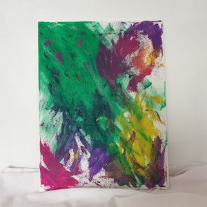 K&ouml;nnte beinhalten: Abstraktes Gem&auml;lde auf Leinwand mit einer Mischung aus gr&uuml;ner, violetter, gelber und roter Farbe. Die Farbe ist in einem lockeren, gestischen Stil aufgetragen.