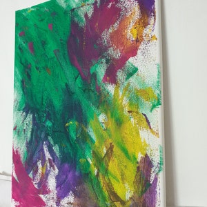 K&ouml;nnte beinhalten: Abstraktes Gem&auml;lde auf Leinwand mit leuchtenden Farben, darunter Gr&uuml;n, Lila, Pink und Gelb. Die Farbe ist in einem lockeren und expressiven Stil aufgetragen, wodurch eine dynamische und energiegeladene Komposition entsteht.