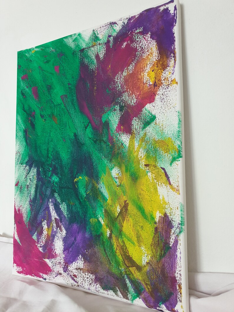 K&ouml;nnte beinhalten: Abstraktes Gem&auml;lde auf Leinwand mit leuchtenden Farben, darunter Gr&uuml;n, Lila, Pink und Gelb. Die Farbe ist in einem lockeren und expressiven Stil aufgetragen, wodurch eine dynamische und energiegeladene Komposition entsteht.