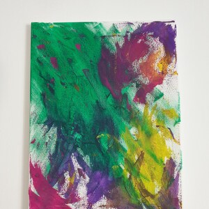 K&ouml;nnte beinhalten: Abstraktes Gem&auml;lde auf Leinwand mit einer Mischung aus gr&uuml;ner, lila, rosa und gelber Farbe. Die Farben sind in einem freien, flie&szlig;enden Stil miteinander vermischt.