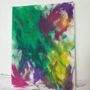 K&ouml;nnte beinhalten: Abstraktes Gem&auml;lde auf Leinwand mit leuchtenden Farben, darunter Gr&uuml;n, Lila, Gelb und Rot. Die Farbe ist in einem lockeren, expressiven Stil aufgetragen, wodurch eine dynamische und energiegeladene Komposition entsteht.