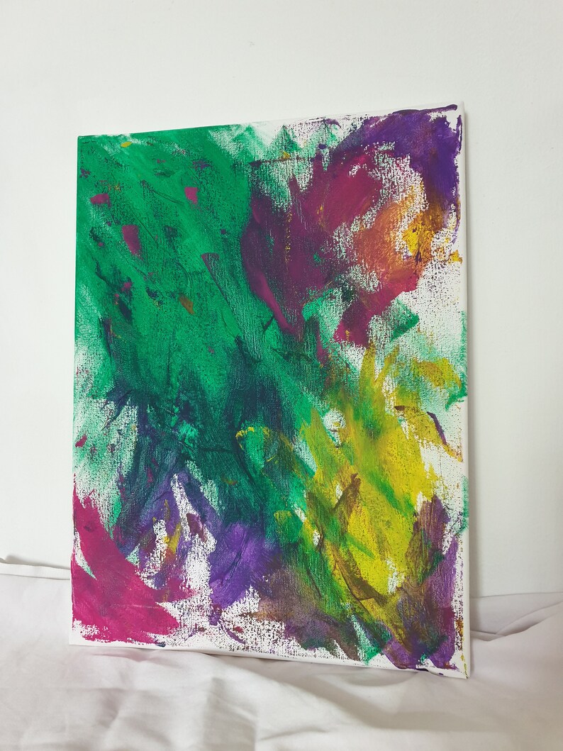 K&ouml;nnte beinhalten: Abstraktes Gem&auml;lde auf Leinwand mit leuchtenden Farben, darunter Gr&uuml;n, Lila, Gelb und Rot. Die Farbe ist in einem lockeren, expressiven Stil aufgetragen, wodurch eine dynamische und energiegeladene Komposition entsteht.