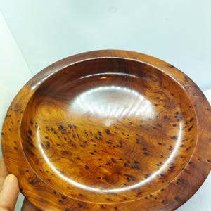 Assiette décorative artisanale en bois de thuya poli - Design élégant et durable