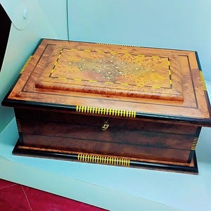 A Moroccan jewelry box made of Thuya wood with a small interior mirror for storing your jewelry. boîte-cadeau souvenir du couple souvenir