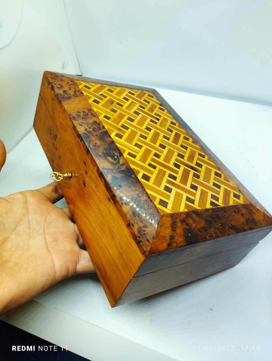 Boîte à Bijoux Verrouillable En Bois De Thuya – Coffret à Souvenirs, Gravure Ornée | Fait Main, Unique