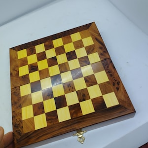 Jeu d&#39;échecs pliable en bois de thuya : pratique et élégant - Prenez le prestige de bois de thuya partout avec ce jeu d&#39;échecs pliable.