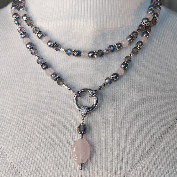 Collier-sautoir fin fait à la main en imitation perles d’eau douce et verre de cristal et perles de verre rondes, avec pendentif amovible