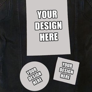 Op de afbeelding: Zwarte spijkerjas met drie patches. De patches, in de vorm van een rechthoek, een cirkel en een vierkant, hebben de tekst "YOUR DESIGN HERE" in een vette, zwarte letter.