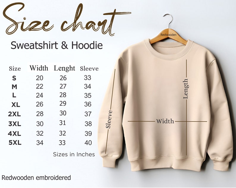 Puede incluir: Una sudadera beige colgada de una percha de madera, con una tabla de tallas para sudaderas y sudaderas con capucha. La tabla muestra tallas de la S a la 5XL, con medidas en pulgadas para el ancho, el largo y el largo de la manga.