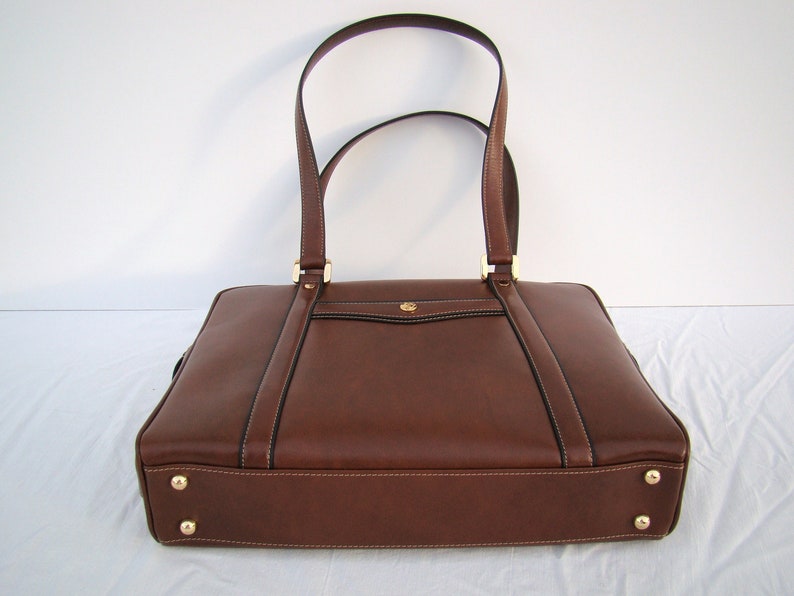 Georgia’s Timeless Elegance | Vintage Shoulder Bag