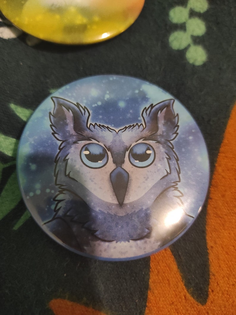 Badge rond épingle hibou aux yeux bleus porte-bonheur, porte-clé décapsuleur, 58mm, insigne broche en métal, bouton, pins, magnet image 2