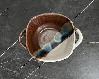 アーティストサイン入りスタジオ陶器ボウル：ブラウン＆クリーム釉、素朴なモダンセラミック