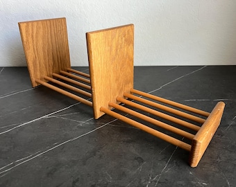 Soporte para libros de madera de roble de mediados de siglo - Estantería deslizante vintage