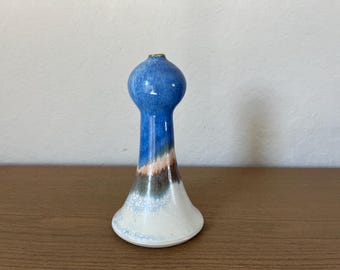 Vaso a forma di bocciolo firmato Studio Pottery: ceramica smaltata blu realizzata a mano