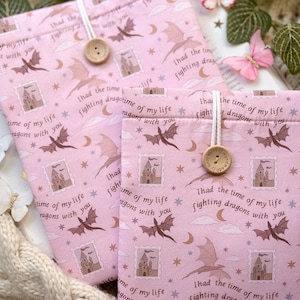 Flying Dragons With You - Romantasy Dragons  Book Sleeve Romantic Pink Fantasy Gift for Book Lover Book Merch